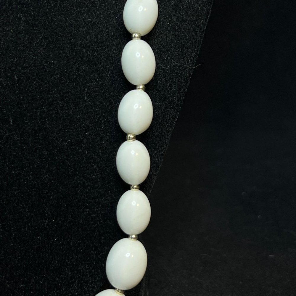 Vintage Single Strand White Oval-Shaped Graduated Beads (313) - Picture 4 of 5